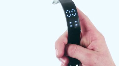 Bir adam bir Fitness bilezik kolundaki ayarlar..