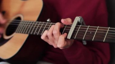 Bir yakışıklı müzisyen gitar çalıyor. Akustik konser.