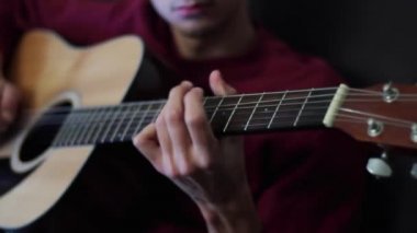 Profesyonel caz müzisyen oynayan bir gitar.