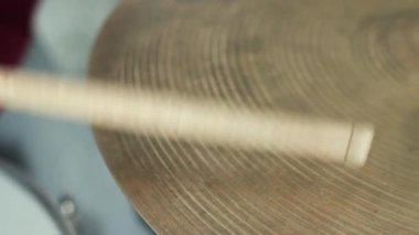 Davul Çalma yakışıklı bir müzisyen. şapka