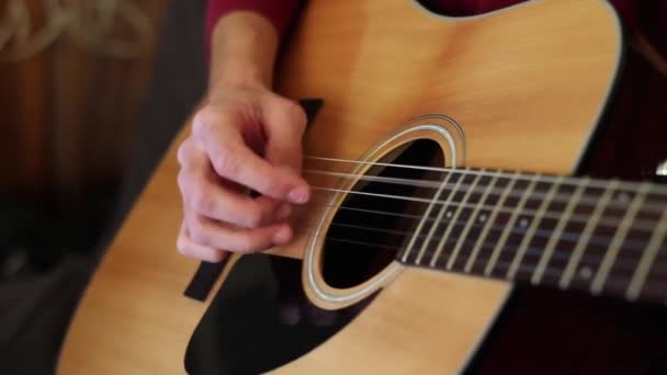 O tipo a tocar guitarra. Nas mãos de um mediador. Close-up . — Vídeo de Stock