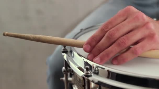 Un hombre toca la batería. Toca el tambor con un palo . — Vídeo de stock