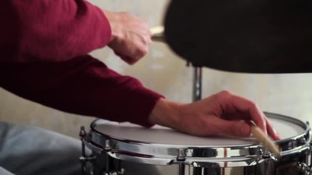 Молодий музикант грає на барабанах. Snare, це і бас барабан  . — стокове відео
