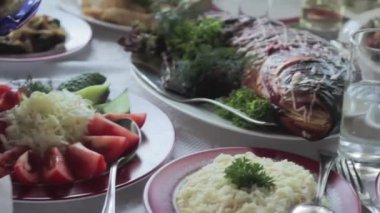 Ziyafet. Düğün masa farklı iştah açıcı yemek. Balık, et, atıştırmalıklar ve içecekler.