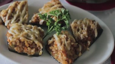 İştah açıcı yemek bir restoranda bir ziyafette. İçecekler, meze, Balık ve et.