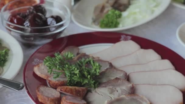 Banquete. La comida en la mesa de bodas. Carne, aperitivos y bebidas . — Vídeos de Stock
