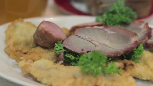 Una comida apetitosa en el restaurante. Bebidas, aperitivos, pescado y carne. Banquete de boda ucraniano . — Vídeos de Stock