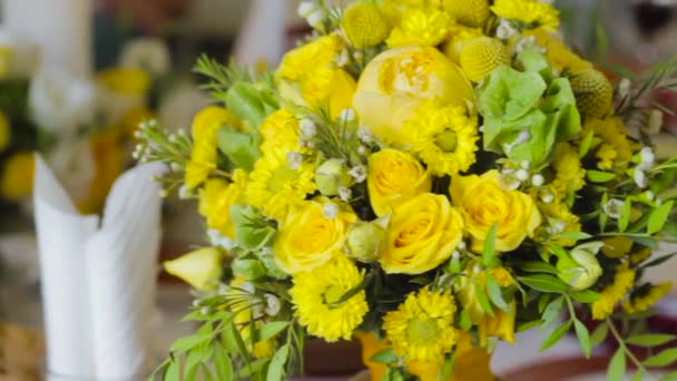 Belas decorações de casamento para casamento ucraniano. Lindas flores amarelas e brancas estão sobre a mesa . — Vídeo de Stock