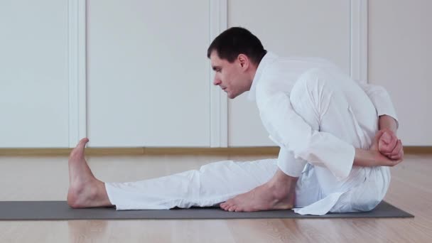 Hombre practicando yogua.Marichasana — Vídeo de stock