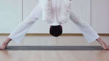 Yoga yapan şirin erkek. Padottanasana