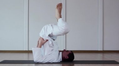 Yoga yapan yakışıklı erkek. Sarvangasana