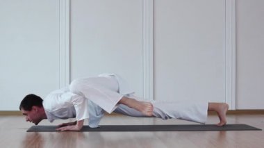 Yoga.Chaturanga yapan güzel erkek