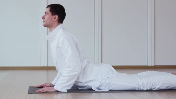 Jóképű férfi jóga. Bhujangasana — Stock videók