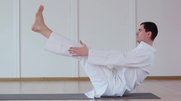 Schöner Mann beim Yoga. navasana — Stockvideo