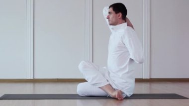 Pratik Yoga yoga Studio yakışıklı adam. Koç yoga.