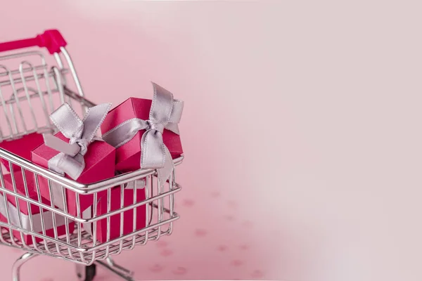 Mały Metalowy Wózek Mini Wózek Wypełniony Różowymi Pudełkami Różowym Tle — Zdjęcie stockowe