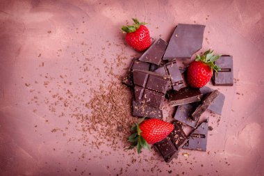 Çilekli siyah çikolata. Çilekli ve çikolatalı. Boşluğu kopyala. 