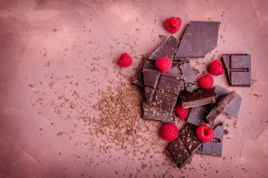 Ahududulu siyah çikolata. Çikolatalı ahududu yakın plan. Boşluğu kopyala.