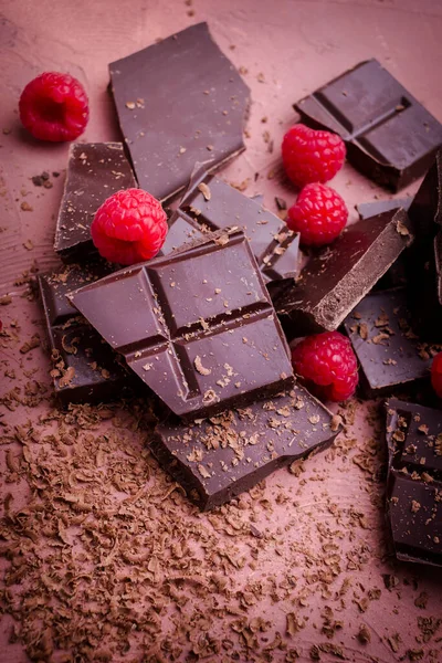 Ahududulu siyah çikolata. Çikolatalı ahududu yakın plan..