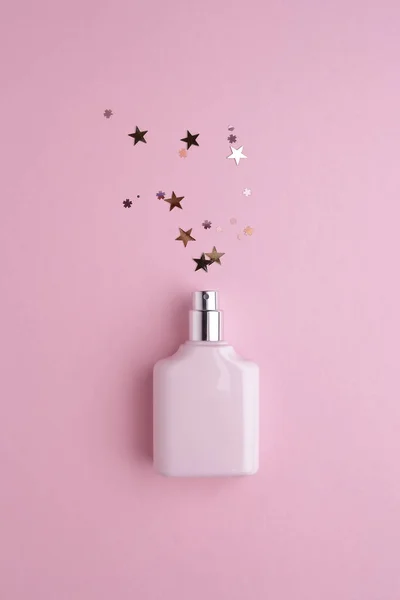 Frasco Perfume Rosa Brillo Confeti Sobre Fondo Rosa Planas —  Fotos de Stock