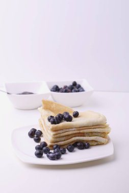 Krep, yaban mersini reçelli ince krep ve beyaz arka planda taze böğürtlen. Taze ve lezzetli bir sabah kahvaltısı. Boşluğu kopyala