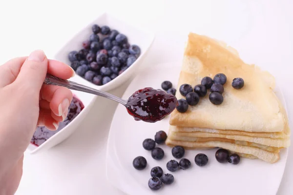 Crêpes Dünne Pfannkuchen Mit Blaubeermarmelade Und Frischen Beeren Auf Weißem — Stockfoto