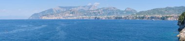 Napoli Körfezi, Kampanyası, İtalya 'daki Regina Giovanna sahilinden Sorrento kayalıkları, dağları ve Akdeniz manzaralı Amalfi Sahili.