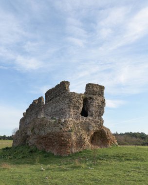 Antik Roma su deposu veya sarnıç kalıntısı, tuğla ve harç işleriyle, doğal Caffarella halk parkında eski bir anıt, Roma, İtalya