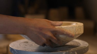 Kil ve kil işleme ile çalışan çömlekçi