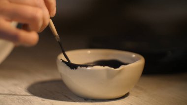 Boya Fırçası Siyah Boyaya Batıyor