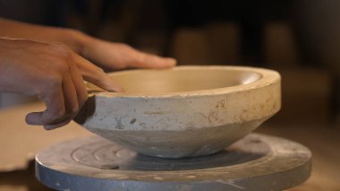 Kil ve kil işleme ile çalışan çömlekçi