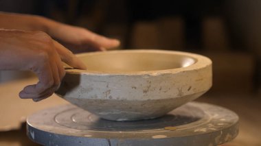 Kil ve kil işleme ile çalışan çömlekçi