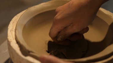 Kil ve kil işleme ile çalışan çömlekçi