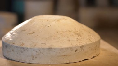 Kil ve kil işleme ile çalışan çömlekçi