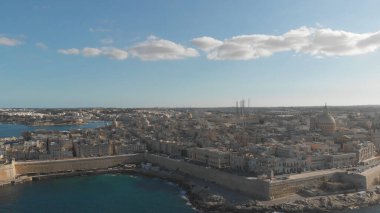 Güzel Malta Valletta, Akdeniz kıyısında.