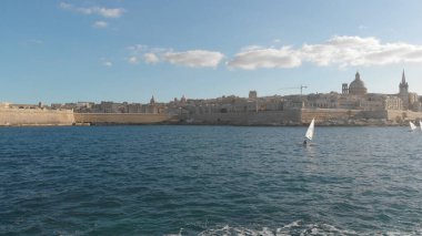 Güzel Malta Valletta, Akdeniz kıyısında.