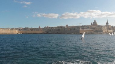 Güzel Malta Valletta, Akdeniz kıyısında.