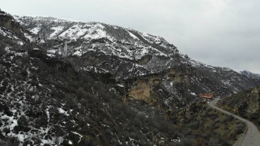 Vahşi nehrin yanındaki büyük kayalar.