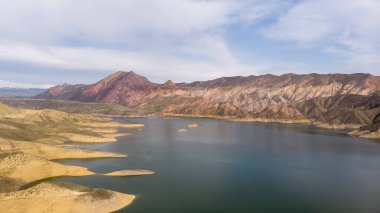Çöldeki güzel göl, yukarıdan manzara