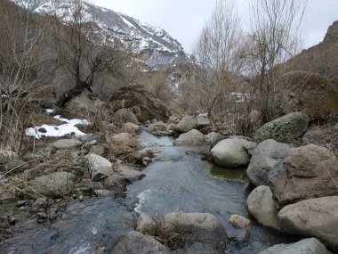 Vahşi dağ soğuk nehir, taşlar ve kayalar.