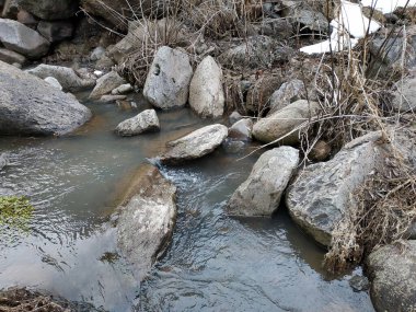 Vahşi dağ soğuk nehir, taşlar ve kayalar.