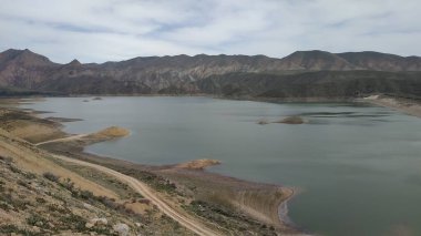 Çöldeki güzel göl 