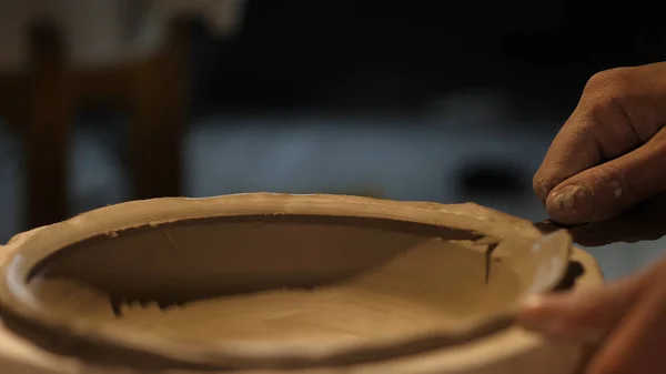 粘土処理で働く陶芸家 — ストック写真