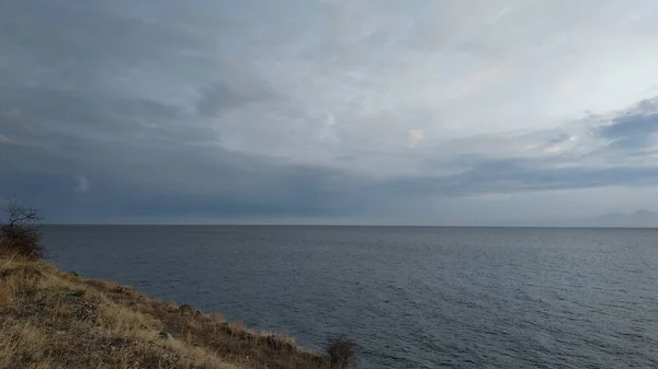 Холодное Большое Озеро Между Снежными Горами — стоковое фото