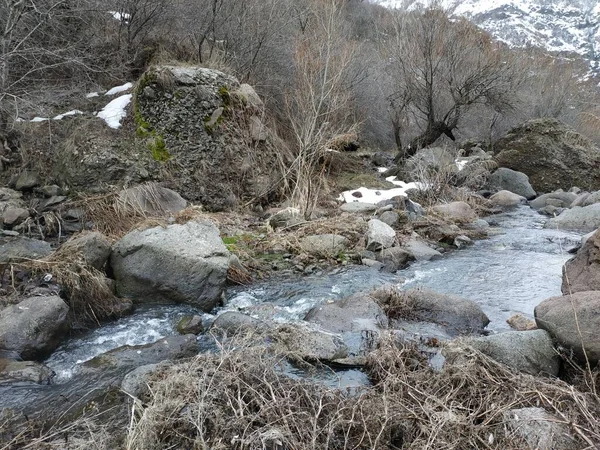 Άγριο Βουνό Κρύο Ποτάμι Πέτρες Και Βράχια — Φωτογραφία Αρχείου