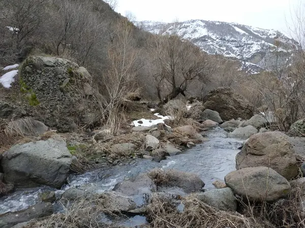 Άγριο Βουνό Κρύο Ποτάμι Πέτρες Και Βράχια — Φωτογραφία Αρχείου