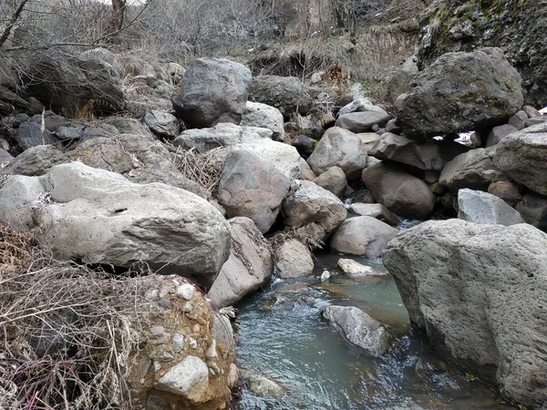 Άγριο Βουνό Κρύο Ποτάμι Πέτρες Και Βράχια — Φωτογραφία Αρχείου