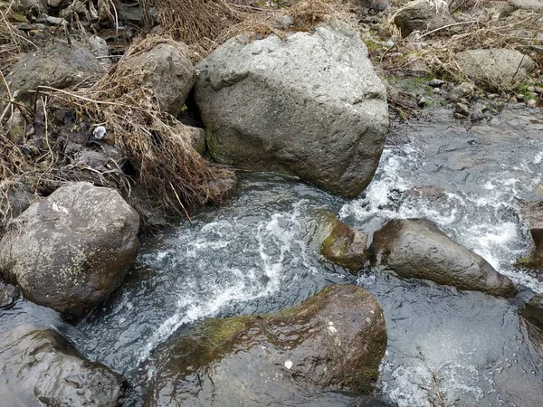 野生の山冷たい川や石や岩 — ストック写真