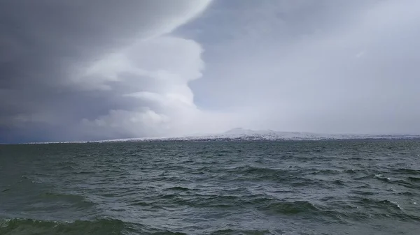 山の間の大きな冷たい湖 — ストック写真