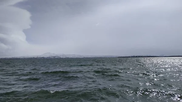 山の間の大きな冷たい湖 — ストック写真